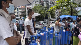 Người dân Myanmar tìm mua oxy y tế khi dịch COVID-19 leo thang