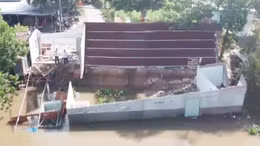 Sạt lở nhấn chìm kho vật tư nông nghiệp ở Đồng Tháp