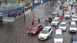 Người dân lo nhà thành 'hầm chứa nước' khi nâng đường Nguyễn Hữu Cảnh 