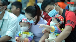 Hai bé Trúc Nhi và Diệu Nhi đón Tết Trung thu ở bệnh viện