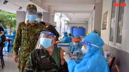 Tiêm vaccine ngừa COVID-19 cho cán bộ, chiến sĩ Quân đoàn 4 tại TP Hồ Chí Minh