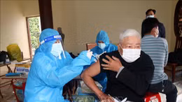 Người cao tuổi cần chú ý gì khi đi tiêm vaccine phòng COVID-19