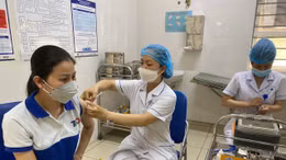 Dịch COVID-19 ‘nóng’ lên, người dân Hà Nội xếp hàng đi tiêm vaccine