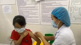 Phụ huynh sốt sắng cho trẻ đi tiêm vaccine phòng COVID-19 trước năm học mới