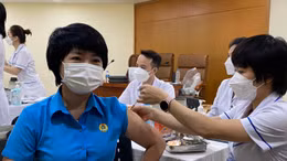 Phát động chiến dịch tiêm nhắc lại mũi 3, mũi 4 vaccine phòng COVID-19 cho người lao động