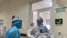 Những chiến sĩ áo trắng lặng thầm trong ICU