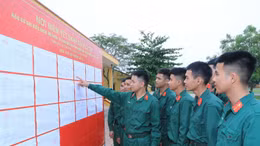Các chiến sĩ Trung đoàn 66, Sư đoàn 304 (Quân đoàn 2) xem danh sách cử tri được niêm yết tại đơn vị. Ảnh: Trọng Đức/TTXVN