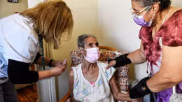 Tiêm vaccine COVID-19 tại nhà - Sáng kiến nhân văn