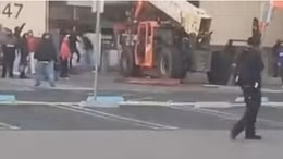 Video kẻ cướp dùng xe nâng tàn phá siêu thị giữa ban ngày