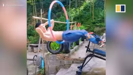 Video người đàn ông Trung Quốc vừa lắc vòng vừa đu xà