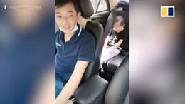Cảm động người bố đơn thân bại liệt vừa lái taxi vừa trông con