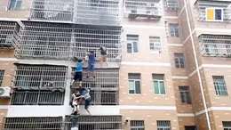 Người dân xếp thành ‘thang người’ giải cứu 2 bé gái khỏi căn hộ đang bốc cháy