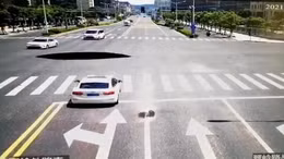 Hố tử thần ‘nuốt chửng’ ô tô đang đi trên đường ở Trung Quốc