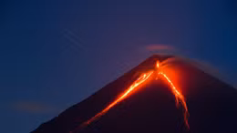 Núi lửa hoạt động mạnh tại bán đảo Kamchatka