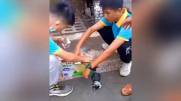 Bị cấm mang đồ ăn vào trường, học sinh cố uống 24 hộp sữa một lúc