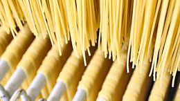 Italy sản xuất mì Ý không kịp bán giữa mùa dịch COVID-19