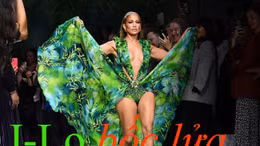 Jennifer Lopez trở lại 'bốc lửa' trong show Versace