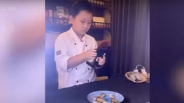 Bé trai 10 tuổi thành ngôi sao nấu ăn, video ẩm thực cực kỳ ấn tượng