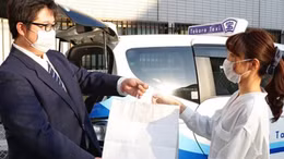 Taxi Nhật Bản giao thức ăn trong đại dịch