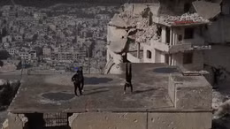 Thanh niên Syria tập thể thao mạo hiểm trên các tòa nhà đổ nát
