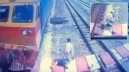 Video giải cứu cụ bà ngoạn mục ngay trước mũi tàu hỏa