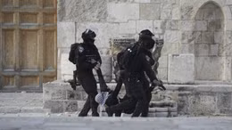 Cảnh sát Israel đụng độ với người Palestine tại đền thiêng