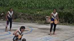 Giới trẻ Guatemala tái sinh môn bóng cổ chơi bằng hông