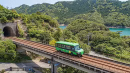 Độc đáo xe buýt biến thành tàu hỏa trong 15 giây tại Nhật Bản