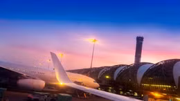 Thái Lan hủy hàng trăm chuyến bay để tránh đèn trời
