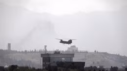 Hình ảnh Taliban tiến vào Kabul, trực thăng hối hả sơ tán nhân viên Đại sứ quán Mỹ