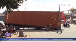 Thùng container gẫy giá đỡ đổ sập xuống đường 