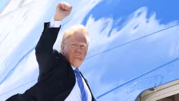 Video Tổng thống Trump lên máy bay thẳng hướng Singapore