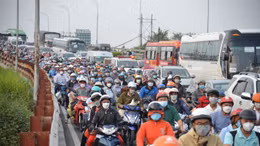 Người dân ùn ùn rời TP Hồ Chí Minh về quê ăn Tết