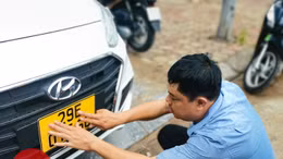Cận cảnh những chiếc xe đổi biển số vàng đầu tiên ở Hà Nội
