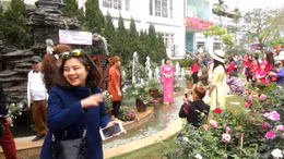 Đua nhau dẫm cỏ, vít hoa để chụp ảnh tại Lễ hội hoa hồng Bungaria 2018