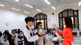 Khi học sinh THPT 'được' làm giáo viên của chính bạn bè trong lớp 