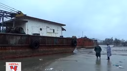 Xà lan trôi dạt gây mất an toàn hàng hải
