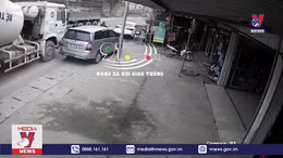 Đỗ xe bừa bãi dưới lòng đường gây nguy hiểm