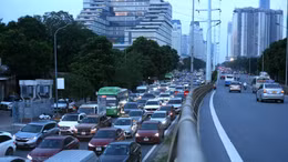 Phương tiện nhích từng mét vào giờ cao điểm do thi công đường gom Đại lộ Thăng Long