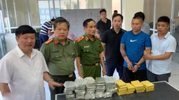 Bắt giữ xe ô tô chở 54 bánh heroin
