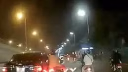 Ô tô tông xe máy rồi bỏ chạy