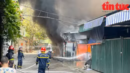 Cháy tại điểm trông giữ xe, nhiều phương tiện bị thiêu rụi
