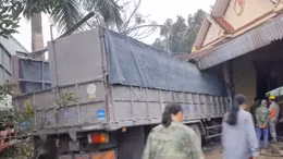 Xe container và xe tải lao vào nhà dân tại Hà Tĩnh