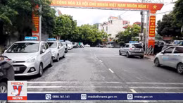 Giá xăng tăng, doanh nghiệp vận tải hứng thêm 'đòn' mạnh