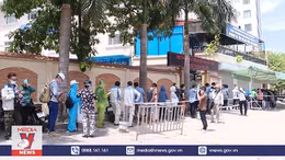 Dừng xét nghiệm COVID-19 khi xảy ra chen lấn