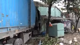 Xe đầu kéo đâm đổ sập 2 căn nhà