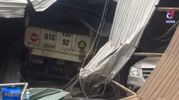 Xe ben tông sập 3 nhà dân, nhiều người bị thương
