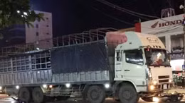  Xe tải mang biển kiểm soát của Lào tông nhiều phương tiện dừng đèn đỏ