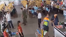 Tạm đình chỉ công tác thượng úy công an tát nhân viên bán hàng