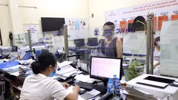 Hà Nội: Tối muộn, người dân vẫn chờ ở phường xin giấy xác nhận đi đường